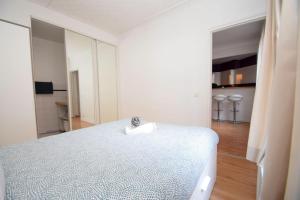ein Schlafzimmer mit einem Bett und einem großen Spiegel in der Unterkunft Top location near ParisSuperb cosy 2p apartment in Vincennes