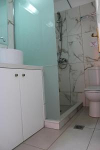 y baño con ducha y aseo. en Villa Angela, en Istron