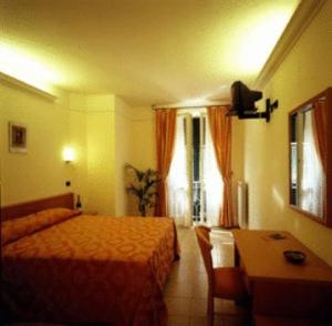 a hotel room with a bed and a table at Hotel Il Saraceno in Volastra