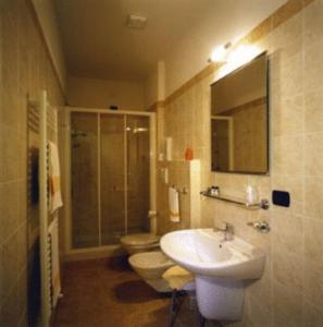 a bathroom with a sink and a toilet at Hotel Il Saraceno in Volastra