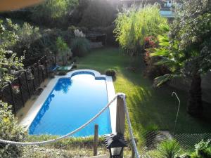 una vista aérea de una piscina en un patio en Casa con encanto frente al lago en El Ronquillo