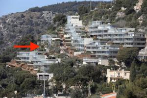 un edificio con una flecha roja encima en Costa Plana apartment 528 (3km from Monaco), en Cap d'Ail