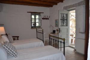Posteľ alebo postele v izbe v ubytovaní Paros Traditional Country House