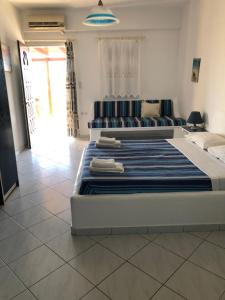 Postel nebo postele na pokoji v ubytování Christos rooms milos