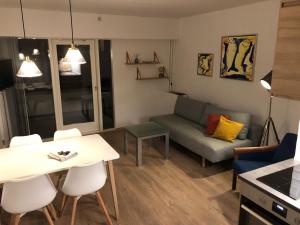 ein Wohnzimmer mit einem Sofa, einem Tisch und Stühlen in der Unterkunft Marienlyst Apartment in Helsingør
