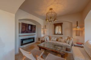 sala de estar con sofá y mesa en Chic 3BR Villa West Golf with Pool, Lagoon View & Guest House, en Hurghada