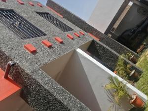 Vue aride d'un bâtiment avec interrupteurs rouges dans l'établissement RÉSIDENCE HÔTELIÈRE KAWEROU, à Ouagadougou