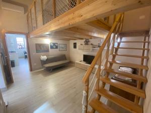 sala de estar con escalera y sofá en Casa Garito Teresa en Lampedusa