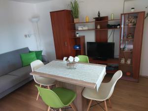 TV a/nebo společenská místnost v ubytování Apartmani Ana
