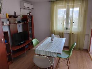 TV a/nebo společenská místnost v ubytování Apartmani Ana