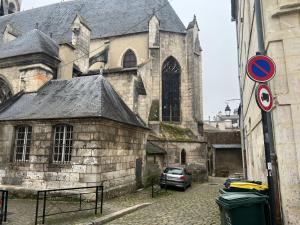 an old church with a car parked in front of it at Petit F2 fonctionnel plein centre et proche gare in Bourges +3 photos