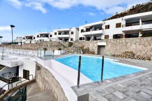 duży basen przed budynkiem w obiekcie Relax & enjoy Cumana II Puerto Rico w mieście Puerto Rico de Gran Canaria