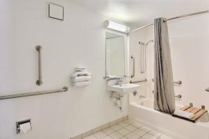 Koupelna v ubytování Motel 6 Austin, TX - Central Downtown UT