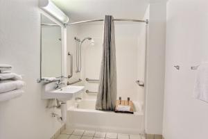 Koupelna v ubytování Motel 6 Austin, TX - Central Downtown UT