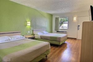 Postel nebo postele na pokoji v ubytování Motel 6 Austin, TX - Central Downtown UT