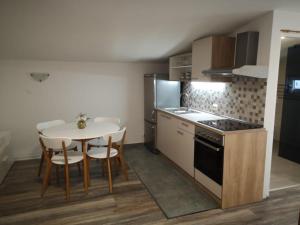 Kuchyň nebo kuchyňský kout v ubytování Apartments Tara
