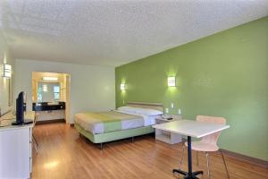 TV a/nebo společenská místnost v ubytování Motel 6 Austin, TX - Central Downtown UT