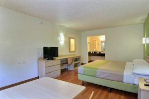 Postel nebo postele na pokoji v ubytování Motel 6 Austin, TX - Central Downtown UT