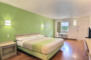 Postel nebo postele na pokoji v ubytování Motel 6 Austin, TX - Central Downtown UT