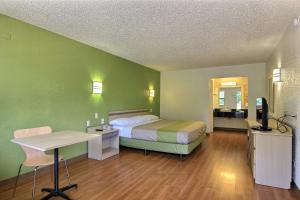Postel nebo postele na pokoji v ubytování Motel 6 Austin, TX - Central Downtown UT