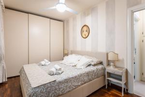 una camera con un letto e un orologio a muro di Elegante Villetta a Viareggio