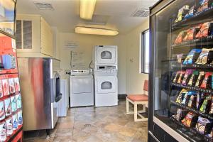 Kuchyň nebo kuchyňský kout v ubytování Motel 6 Austin, TX - Central Downtown UT