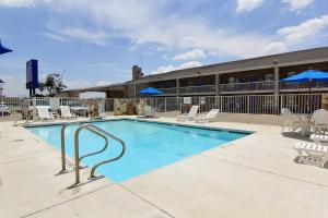 Bazén v ubytování Motel 6 Austin, TX - Central Downtown UT nebo v jeho okolí
