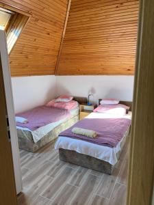 Postel nebo postele na pokoji v ubytování Csikós Apartman