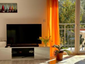 TV a/nebo společenská místnost v ubytování Spacious apartment close to the sea in Split area