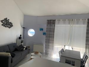 Appartement vue sur mer的休息区