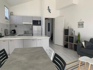 Appartement vue sur mer的厨房或小厨房