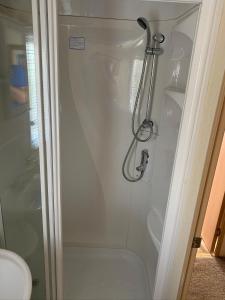 eine Dusche mit Glastür im Badezimmer in der Unterkunft Luxury Holiday Home Happiness at Tattershall lake# in Tattershall