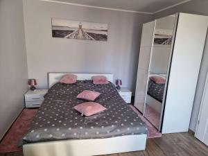 Postel nebo postele na pokoji v ubytování Apartament Słowik Rowy nr 7