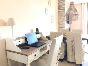 Część wypoczynkowa w obiekcie Duplex Penthouse in Estepona- Mountain and Sea views