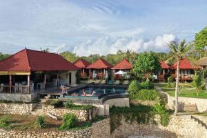 レンボンガン島にあるLembongan Seaviewのスイミングプール付きのリゾートの空中ビュー