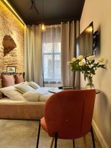 Posteľ alebo postele v izbe v ubytovaní Pudrowy Apartament OLD TOWN design