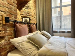 Posteľ alebo postele v izbe v ubytovaní Pudrowy Apartament OLD TOWN design