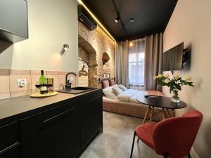 Kuchyňa alebo kuchynka v ubytovaní Pudrowy Apartament OLD TOWN design + 34 fotografií