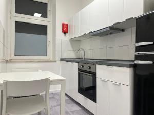 Virtuvė arba virtuvėlė apgyvendinimo įstaigoje Freshly renovated City Apartments Essen near Düsseldorf Airport