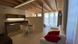 a living room with a white couch and a table at Cà dell'Orto Rooms & Apartments in Verona