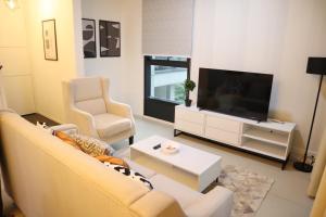 Prostor za sedenje u objektu New Arcoris 6 Pax 2 BR with Pool View Mont Kiara - BOHO