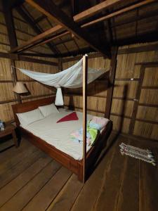 Un pat sau paturi într-o cameră la Tribal Village Homestay & Trekking