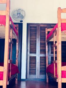 Katil dua tingkat atau katil-katil dua tingkat dalam bilik di Atlantic Hostel Punta del Este