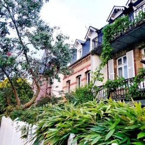 un groupe de maisons avec des plantes devant elles dans l'établissement Villa Bon Accueil, à Deauville