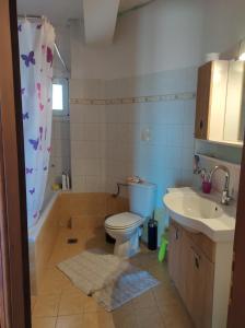 Ένα μπάνιο στο Estel 2bedroom villa with fireplace +12 φωτογραφίες