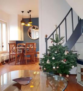 Villa Bon Accueil في دوفيل: شجرة عيد الميلاد جالسة على طاولة في غرفة المعيشة