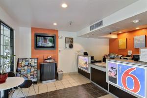 a fast food restaurant with a counter and a table at Motel 6-Thousand Oaks, CA in Thousand Oaks