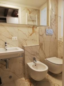 La salle de bains est pourvue d'un lavabo et de toilettes. dans l'établissement Ca al Campanile, à Venise