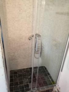 Kylpyhuone majoituspaikassa STUDIO VUE MER ET CHATEAU EN PROVENCE