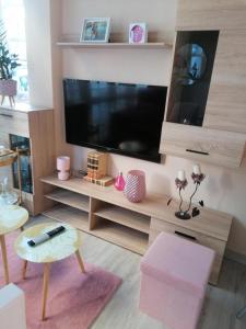 ein Wohnzimmer mit einem Flachbild-TV und einem Tisch in der Unterkunft A casa do camiño in Noya